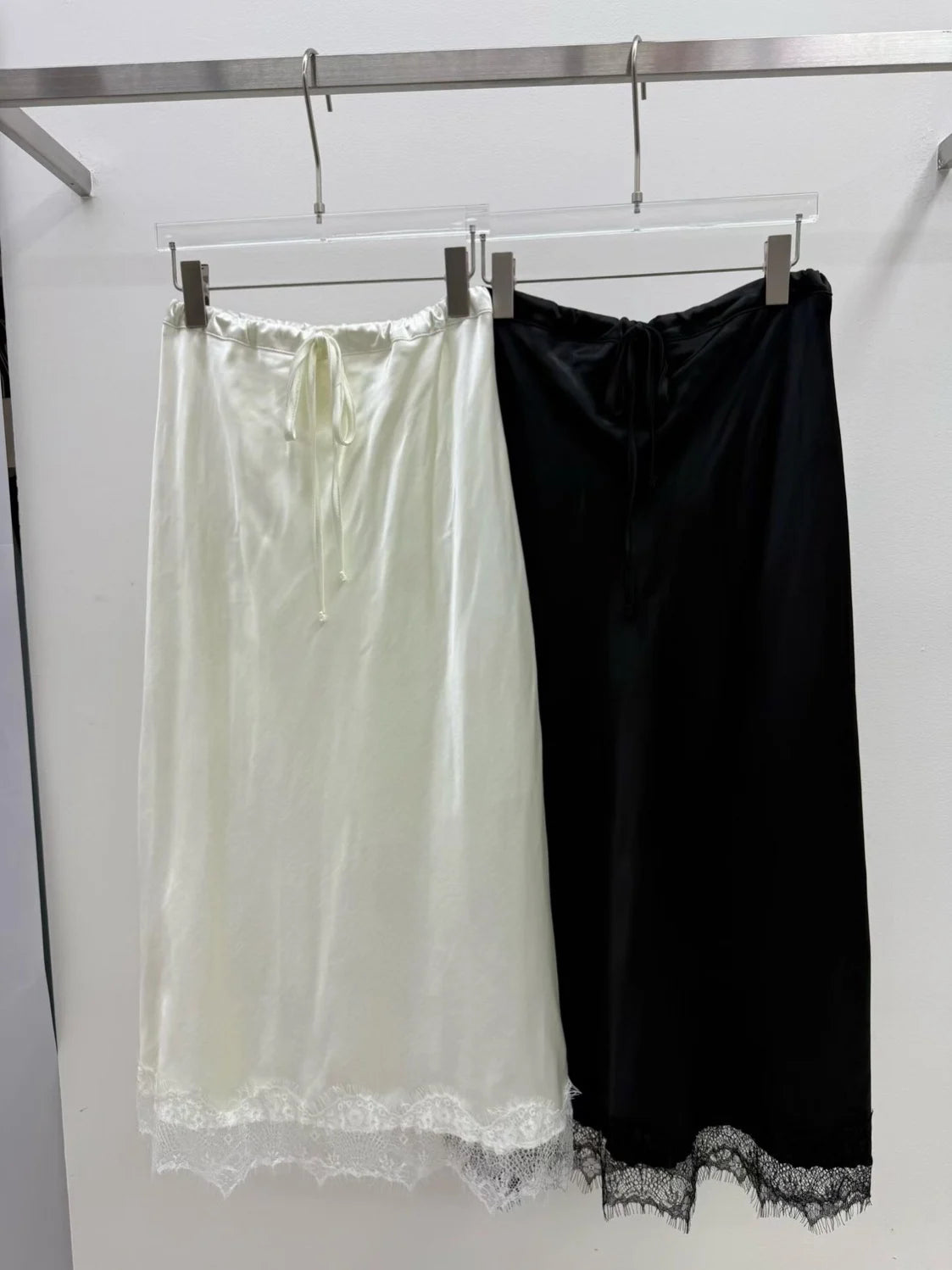 Elegant Lace Splice Satin Half Skirt Women's Summer Fashion Soft Breeze Luxury Straight A-Line Skirt Breathable Polyester Fiber