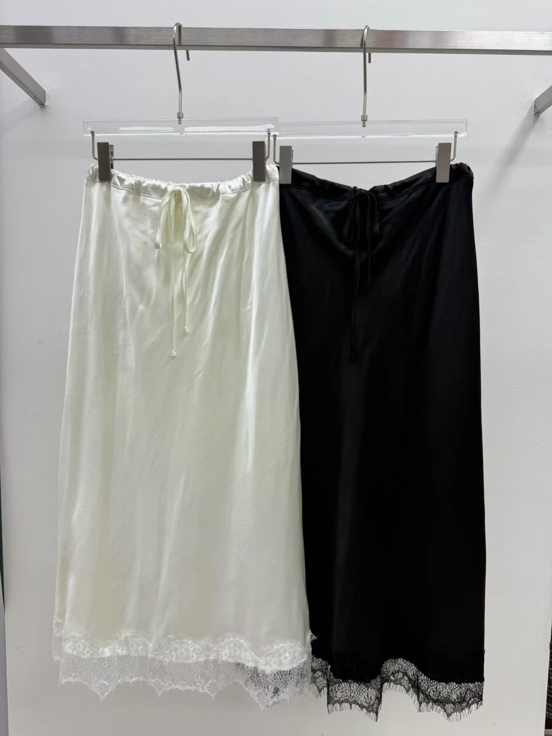 Elegant Lace Splice Satin Half Skirt Women's Summer Fashion Soft Breeze Luxury Straight A-Line Skirt Breathable Polyester Fiber