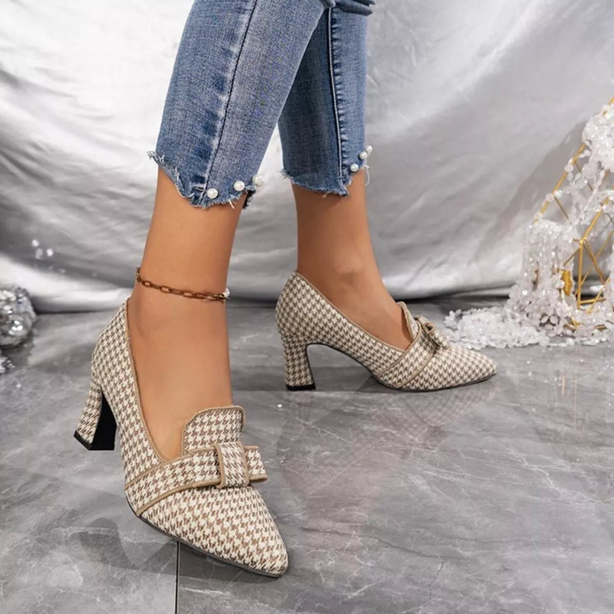 Black point toe block heels pumps from Trendsi, stylish women's footwear with a sleek design and comfortable chunky heel.