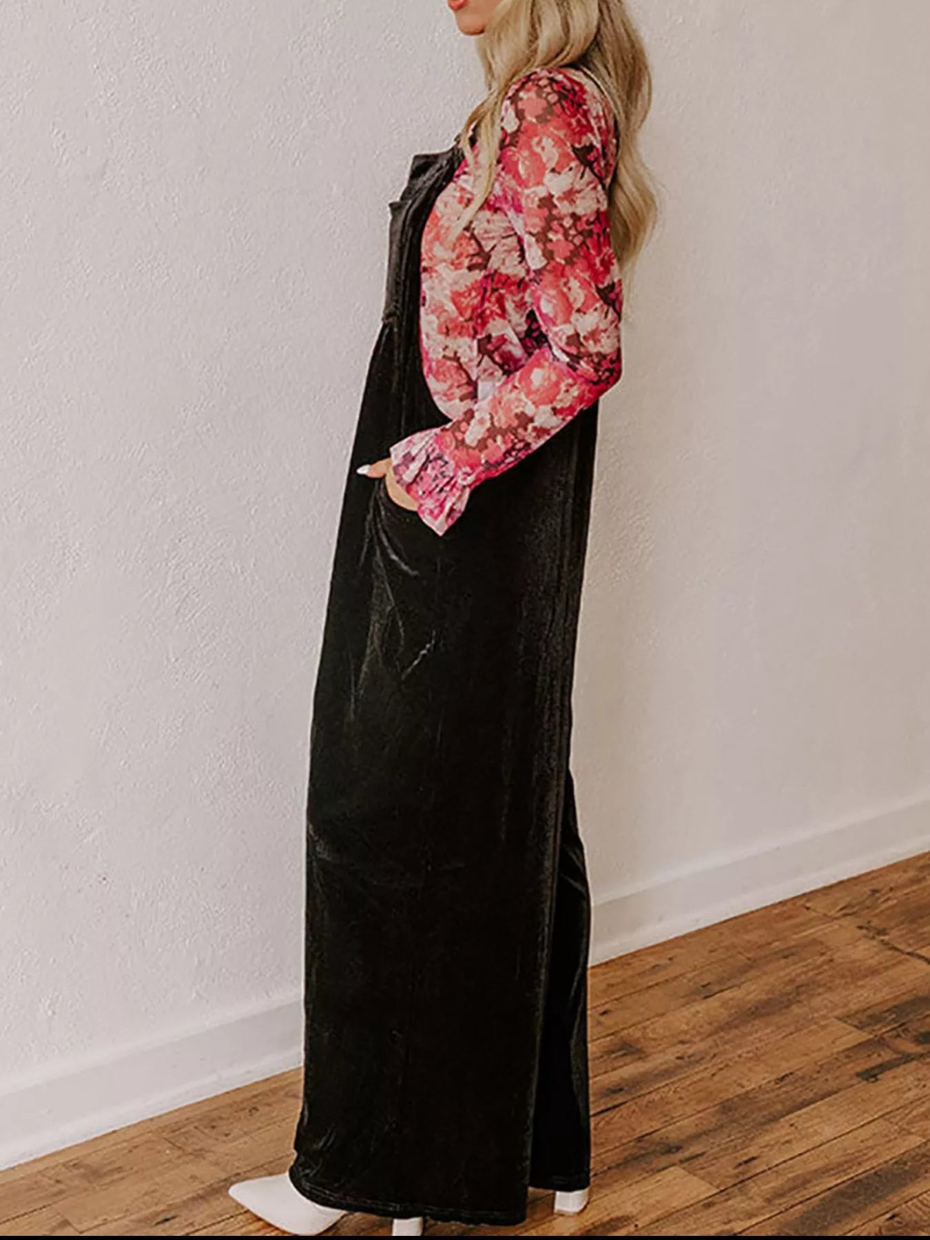 Velvet wide-leg overalls in rich fabric, featuring adjustable straps and a relaxed fit, displayed on a mannequin.
