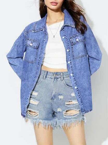 Medium-sized denim top with a curved hem, stylish and casual, featuring trendy details perfect for versatile everyday wear.