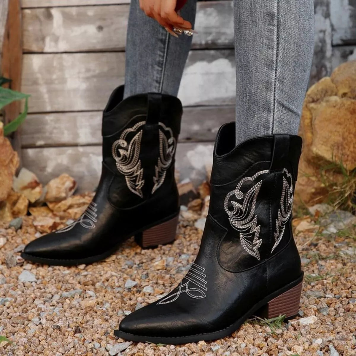 Black Western cowboy boots with embroidered design, Trendsi shoes featuring classic Western style and detailed stitching.