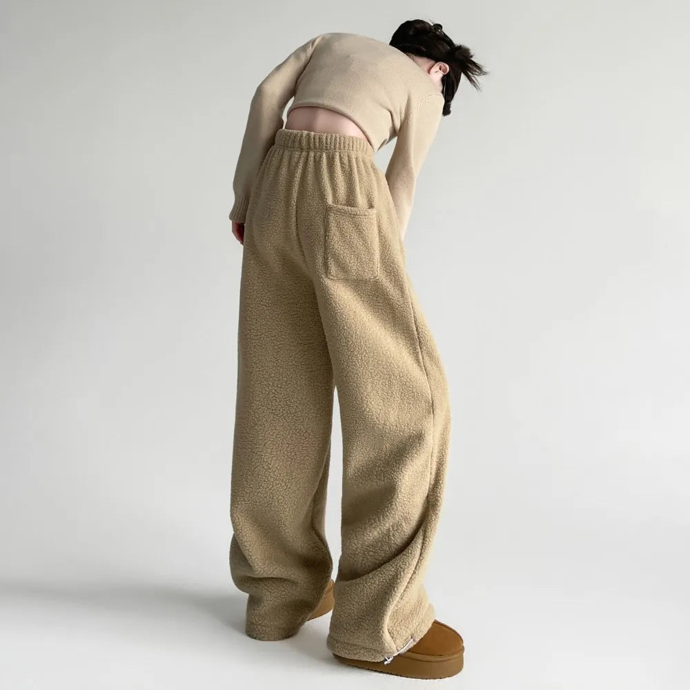 Vennus CozyChic™ winter pants in yellow with a loose, wide-leg fit, designed for warmth and stylish winter comfort.